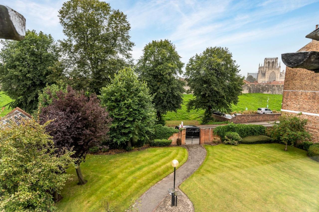 Stylish Apt With Minster Views I Pass The Keys York Bagian luar foto
