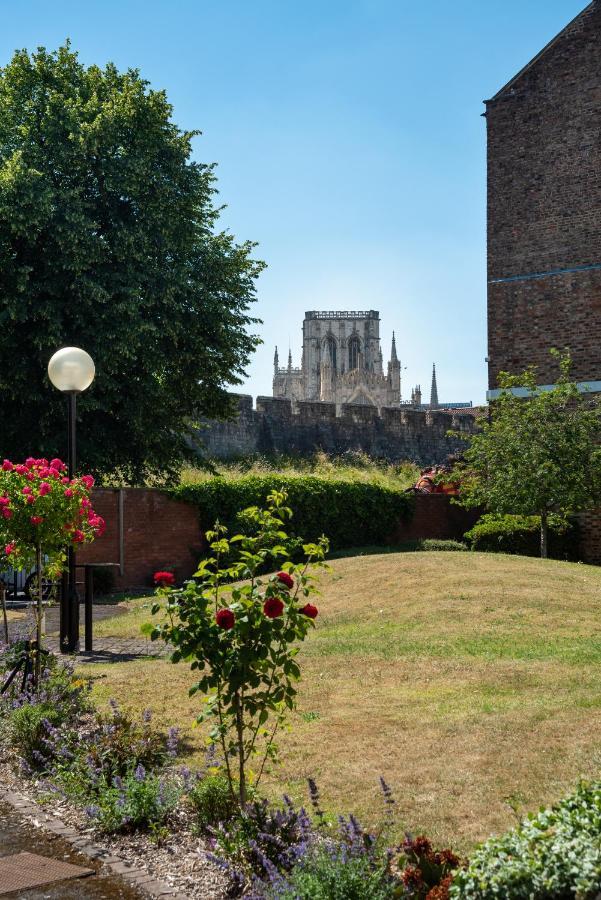 Stylish Apt With Minster Views I Pass The Keys York Bagian luar foto